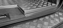 Detail der Bodenplatte aus Mehrschichtholz + Aluminium 